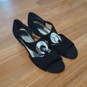 Laura Scott small black heel